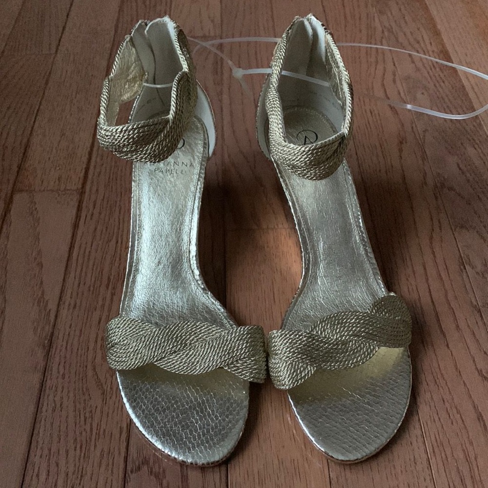 NWOT Gold Adrianna Papell Adelaide Ankle Strap Wedge Evening Sandals. Size 9.